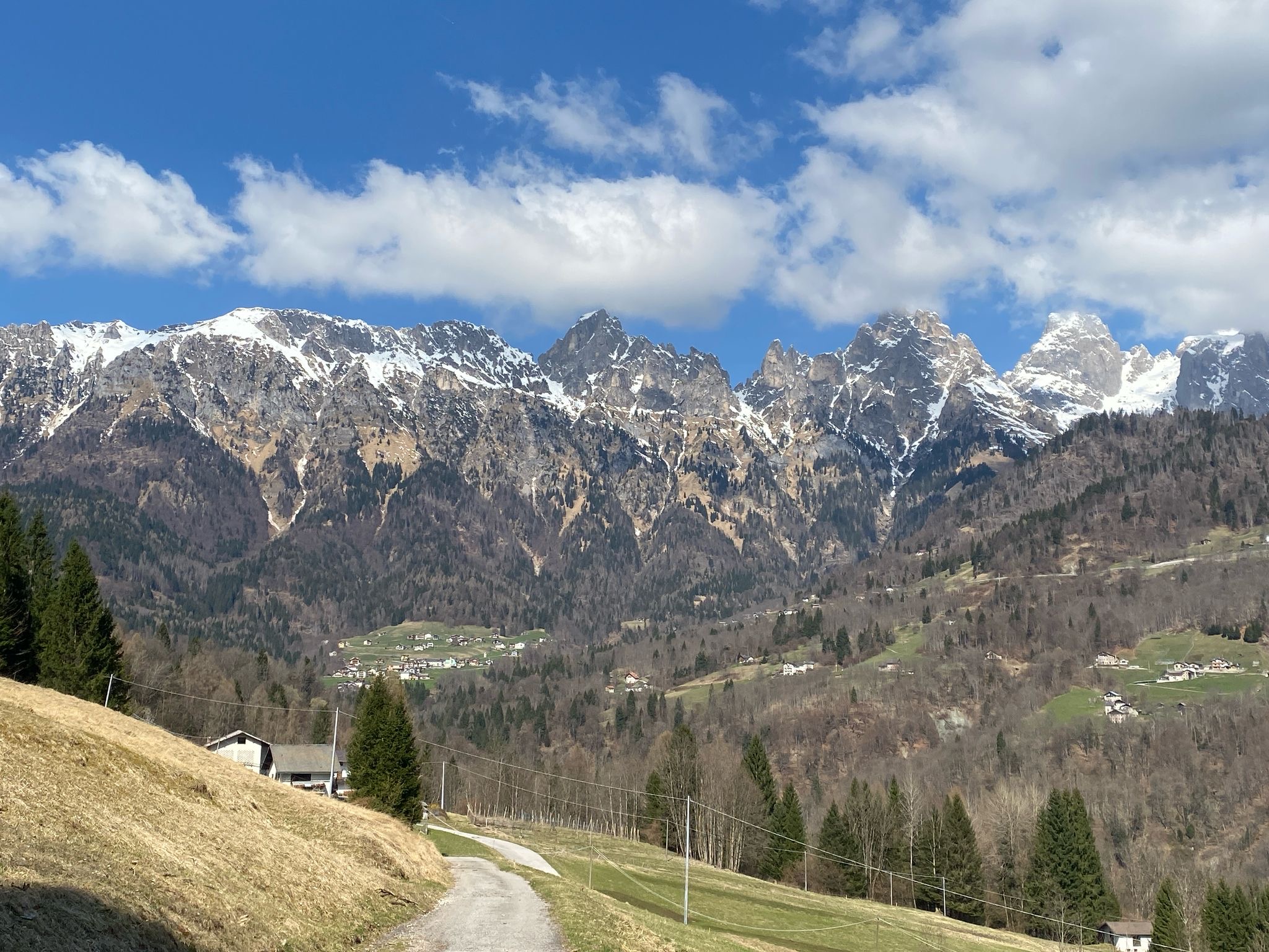 Ampia proprietà da riqualificare con vista mozzafiato sulle montagne